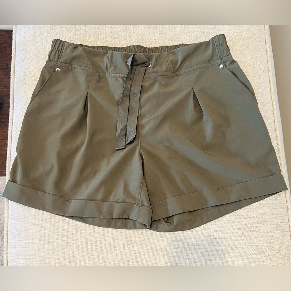 Women’s Size Medium Shorts